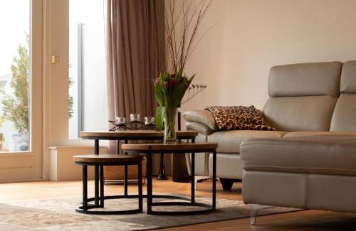 Rijpwetering Casa | Guesthouse BedNboot met terras aan het water