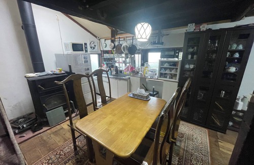 Omachi Casa | Guesthouse Gaki Daisho: Free transportation to and from ski resorts in the Hakuba area, nearby mountain trailheads, Ogisawa Station, the entrance to the Kurobe Dam, and restaurants in the city is available (up to 7 guests in a van; ski equipment cannot be