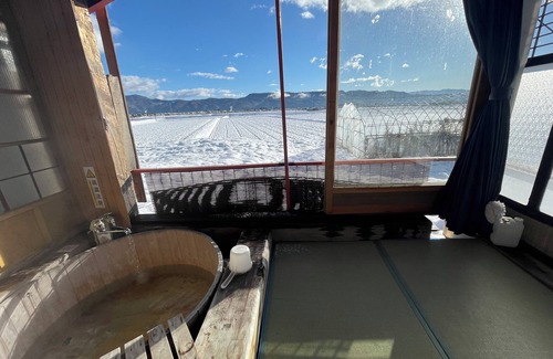 Omachi Casa | Guesthouse Gaki Daisho: Free transportation to and from ski resorts in the Hakuba area, nearby mountain trailheads, Ogisawa Station, the entrance to the Kurobe Dam, and restaurants in the city is available (up to 7 guests in a van; ski equipment cannot be