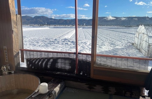Omachi Casa | Guesthouse Gaki Daisho: Free transportation to and from ski resorts in the Hakuba area, nearby mountain trailheads, Ogisawa Station, the entrance to the Kurobe Dam, and restaurants in the city is available (up to 7 guests in a van; ski equipment cannot be
