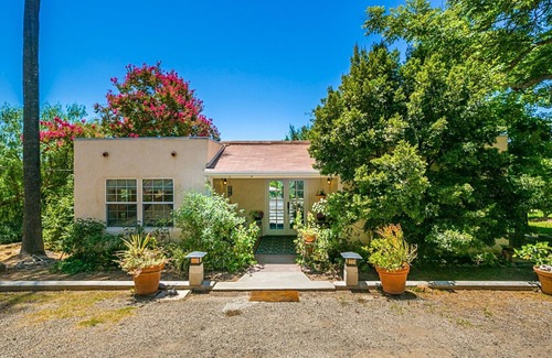 Ojai Casa | Guesthouse nestled in acres of organic avocado and pixie tangerine orchards.