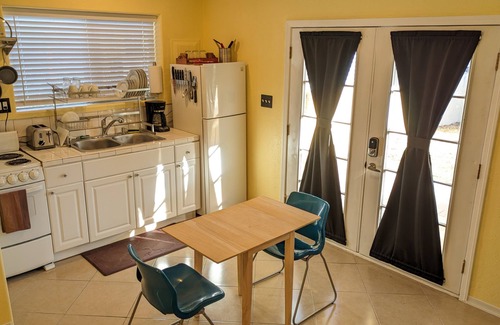 Campus Farm Apartamento | Guesthouse w/ private access and patio