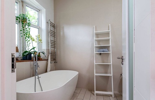 Hackney Wick Casa | GuestReady - Bungalow reformado diseñado por un arquitecto