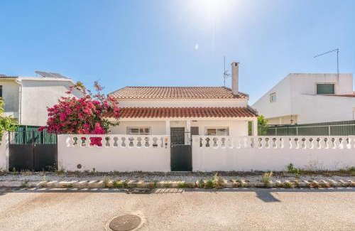Charneca de Caparica e Sobreda Casa | GuestReady - Serene Escape Close to Aroeira Beach