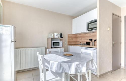 Yves Farge - Le Fleuve Apartamento | GuestReady - Sleek & Sunny Comfort near the Tram