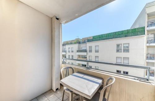 Yves Farge - Le Fleuve Apartamento | GuestReady - Sleek & Sunny Comfort near the Tram