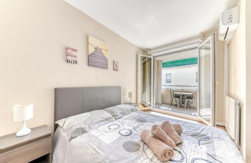 Yves Farge - Le Fleuve Apartamento | GuestReady - Sleek & Sunny Comfort near the Tram