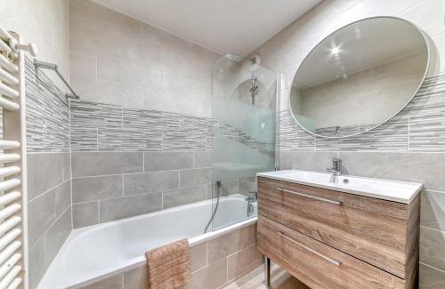 Yves Farge - Le Fleuve Apartamento | GuestReady - Sleek & Sunny Comfort near the Tram