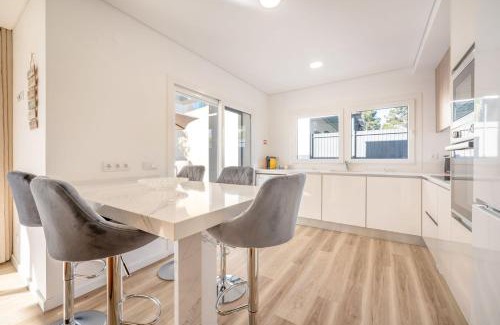 Charneca de Caparica e Sobreda Casa | GuestReady - Striking Hideaway in Almada