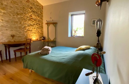Verjon Cama Y Desayuno | Guestroom in an ancient barn