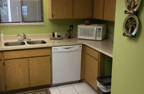 Burnt Store Marina Condominio | Los huéspedes seguramente disfrutarán de unas vacaciones inolvidables en este condominio completamente amueblado