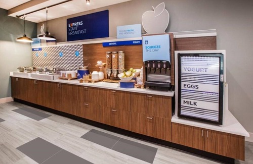 Parkdale Casa | Guests Enjoy a Free Breakfast !!