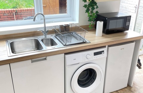 Netley Casa | Guests house with garden and 2x car park