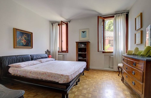 Dorsoduro Apartamento | GUGGENHEIM ROMANTIC OVERLOOKING 5pax, Wifi Aircond