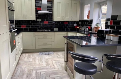 Bramley Casa | Guildford Home- River, Woodland Garden & Waterfall View, Guildford, Surrey, UK