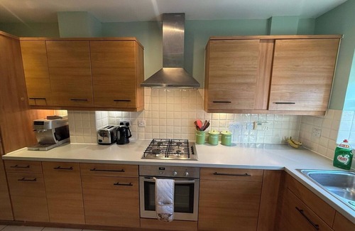 Guildford Casa | Guildford Retreat: 4BD Riverside Escape and Garden