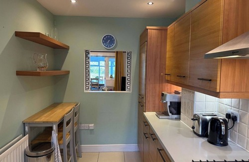 Guildford Casa | Guildford Retreat: 4BD Riverside Escape and Garden