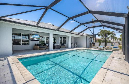 Caloosahatchee Casa | Gulf Access, Heated Pool, Sauna, Paddle Boards, Sleeps 10 - Villa Sun Kissed