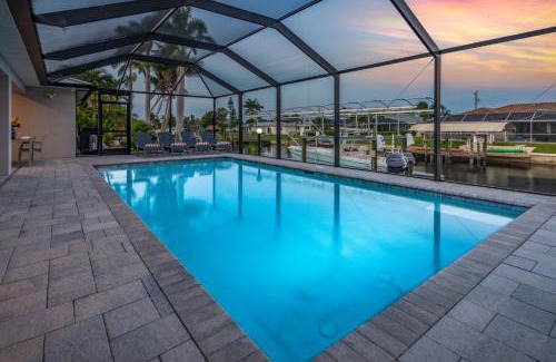 Caloosahatchee Casa | Gulf Access, Heated Pool, Sauna, Paddle Boards, Sleeps 10 - Villa Sun Kissed