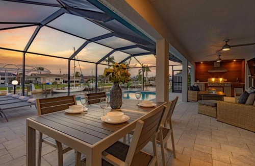 Caloosahatchee Casa | Gulf Access, Heated Pool, Sauna, Paddle Boards, Sleeps 10 - Villa Sun Kissed