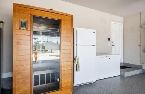 Caloosahatchee Casa | Gulf Access, Heated Pool, Sauna, Paddle Boards, Sleeps 10 - Villa Sun Kissed