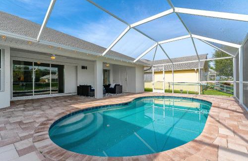 Fort Myers Casa | Gulf Access, Pool, Ping Pong & pool table, boat dock, sleeps 8-Cape Coral Seashells