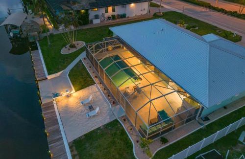Yacht Club Casa | Gulf Access, Pool Table, Heated Pool, Sleeps 12 - Villa Dolphin Sunset