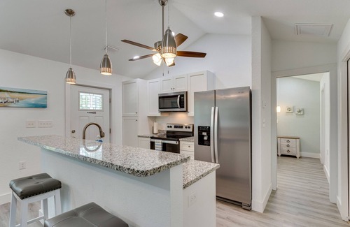 Gulf Breeze Casa | Gulf Breeze Home w/ Screened Porch: Near Beach!