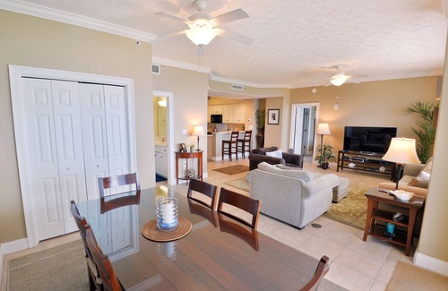 Thomas Drive Condominio | Gulf Crest -Walk In Shower in Master, agosto de 2018 Fotos aún buenas después de Michael
