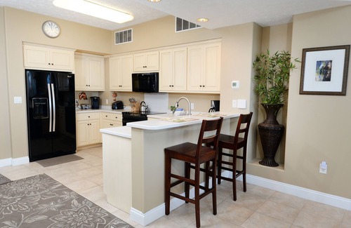 Thomas Drive Condominio | Gulf Crest -Walk In Shower in Master, agosto de 2018 Fotos aún buenas después de Michael