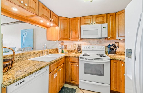 Ono Island Condominio | Gulf-front getaway with a pool, free WiFi, washer/dryer, & central AC
