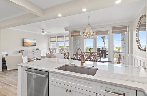 WaterSound Beach Condominio | GULF FRONT, PRIVATE BEACH, Pool, Beach Set Up included Mar-Oct!