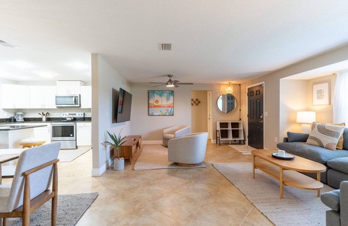 Gulf Gate Woods Casa | The Breakwater: Remodeled Gulf Gate Bungalow