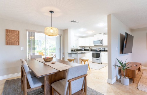 Gulf Gate Woods Casa | The Breakwater: Remodeled Gulf Gate Bungalow