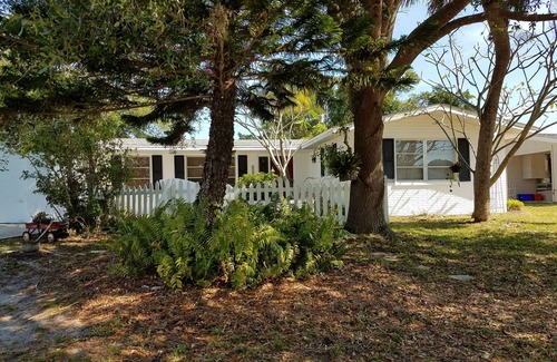 Venice Gardens Cabaña | Gulf of Mexico is only 4 miles from our Old-Florida 1-bedroom Humble Home