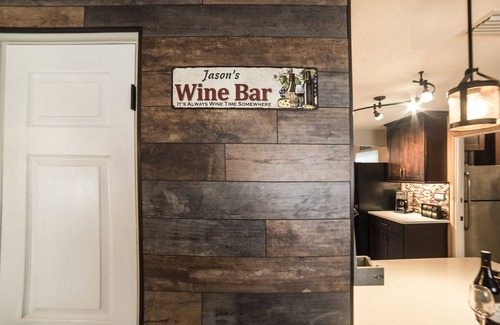 Gulfport Casa | Jason's Wine Cellar, a pasos de Gulport Beach y Main Street.