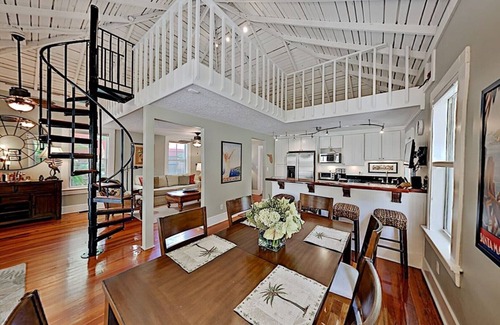 Gulfport Casa | Gulfport Historic Waterfront Art District - Walk to Dining & Beach