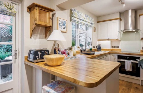 Poole Casa | Gull House - Charming Cottage Feel with Log Burner