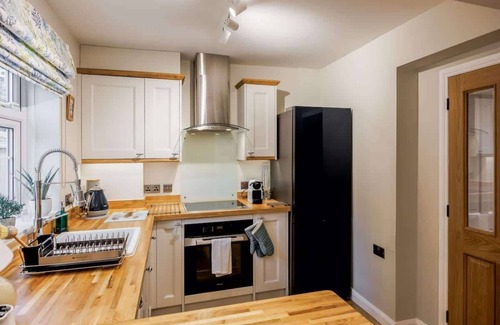 Poole Casa | Gull House - Charming Cottage Feel with Log Burner