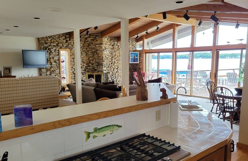 South Gull Lake Casa | Gull Lake Getaway - House & Guesthouse - Dock, Boat Lift, Sandy Beach, Garage