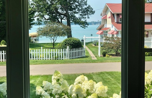 South Gull Lake Casa | Gull Lake sunset home on a quiet street