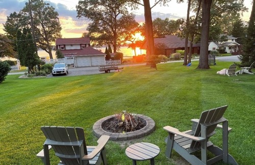 South Gull Lake Casa | Gull Lake sunset home on a quiet street