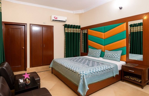 Gulshan-e-Iqbal Hotel | Gulshan Palace Near Agha khan Hospital