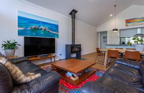 Yallingup Casa | Gum Nuts - New House, family friendly & big groups
