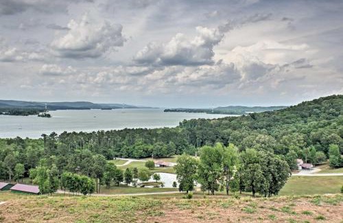 Guntersville Casa | Guntersville Cabin with Fire Pit and Covered Porch