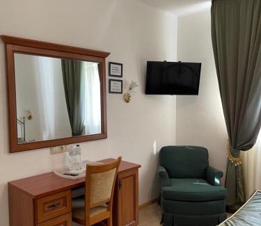 Solomjanskyj Hotel | Gusarskiy Hotel and Apartment