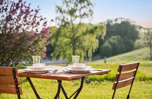 Kletkamp Apartamento | GUT KLETKAMP "Mühlenhof 2" - Ruhige Ferienwohnung mit 2 Schlafzimmern I Terrasse mit See- & Naturblick I Gemeinschaftsgarten I 15 Min zur Ostsee I Küche I Parkplatz I Waschmaschine I WLAN