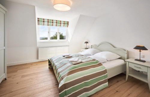 Kletkamp Apartamento | GUT KLETKAMP "Mühlenhof 2" - Ruhige Ferienwohnung mit 2 Schlafzimmern I Terrasse mit See- & Naturblick I Gemeinschaftsgarten I 15 Min zur Ostsee I Küche I Parkplatz I Waschmaschine I WLAN