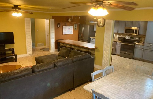 Gainesville Casa | Gville 4 bedroom pool home with private oasis yard