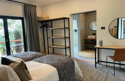 Mid Illovo Cabina | Gwahumbe Game & Spa